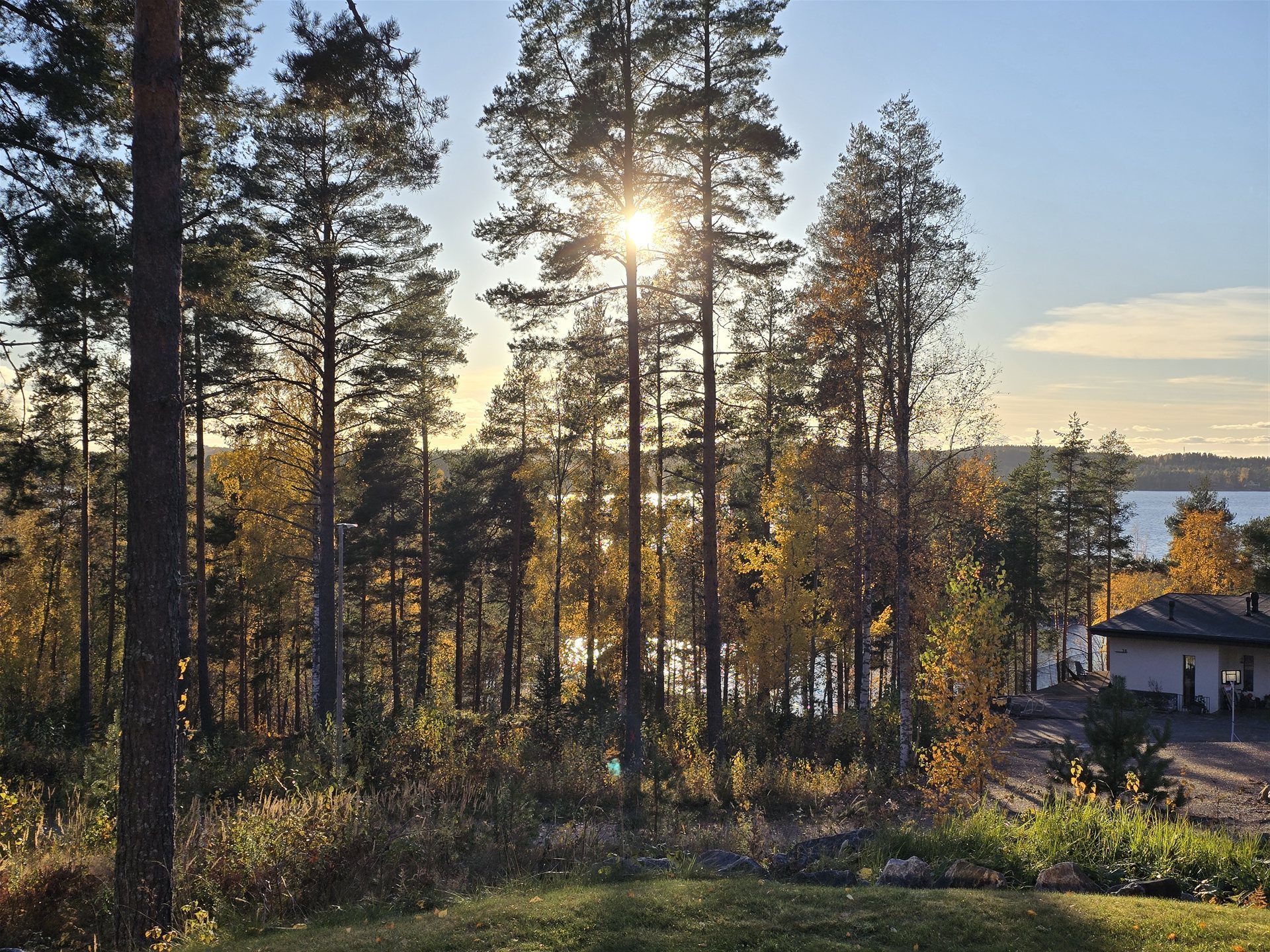 Syksyinen heijastus järvessä