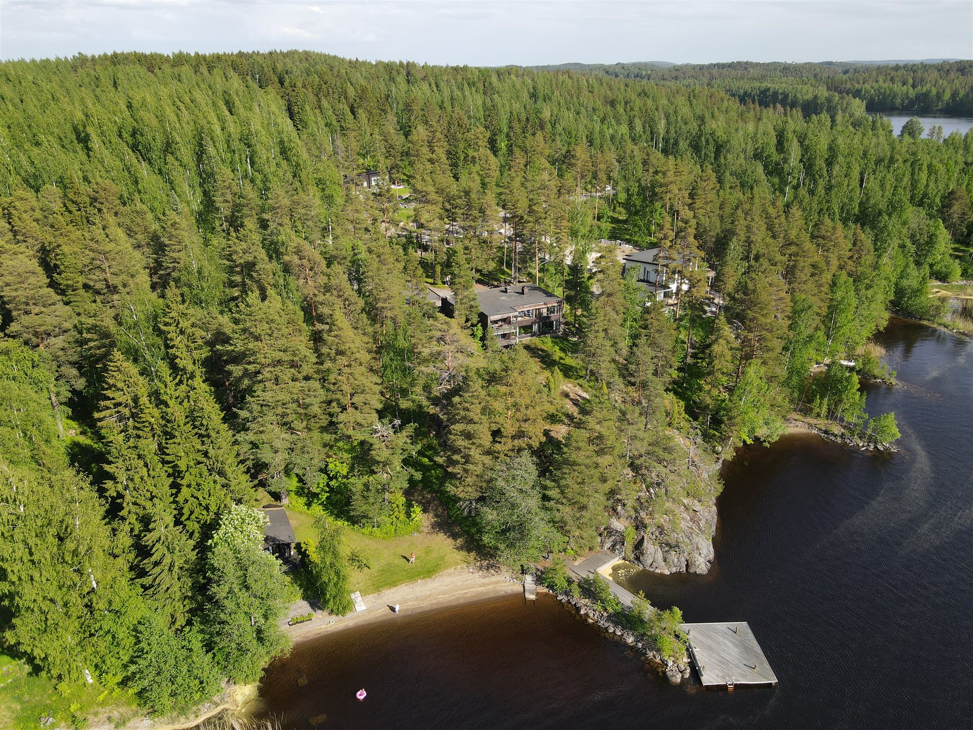 Alueen ranta ja laituri ilmasta