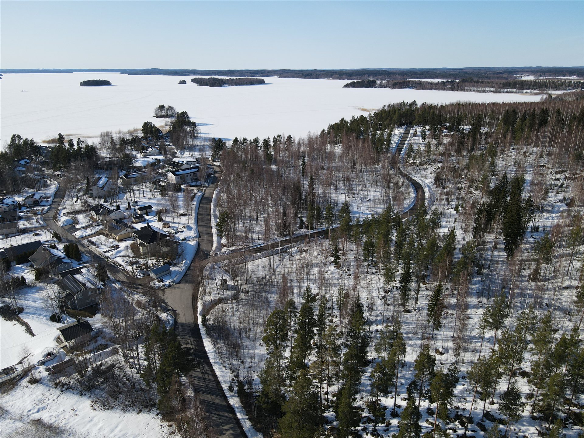 Alue ja jäinen Saimaa keväällä ilmasta